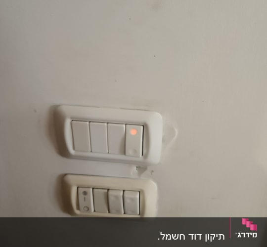מתגי חשמל עם נורית חיווי דולקת
